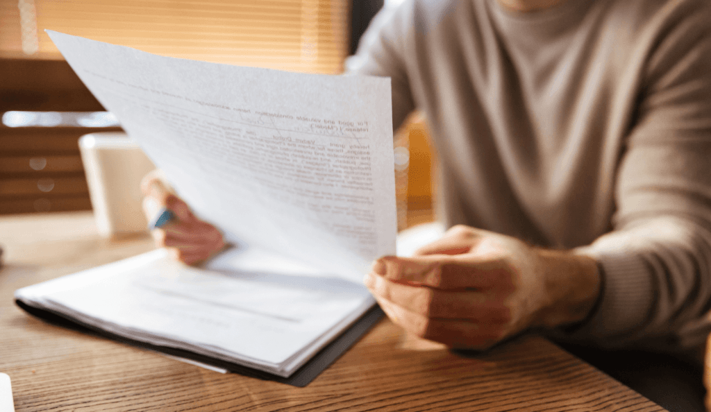 Bulletin de paie dématérialisé consulté sur un ordinateur portable