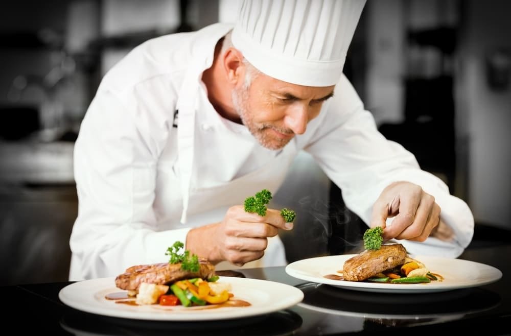 Cuisine d'un établissement HCR où le personnel est nourri
