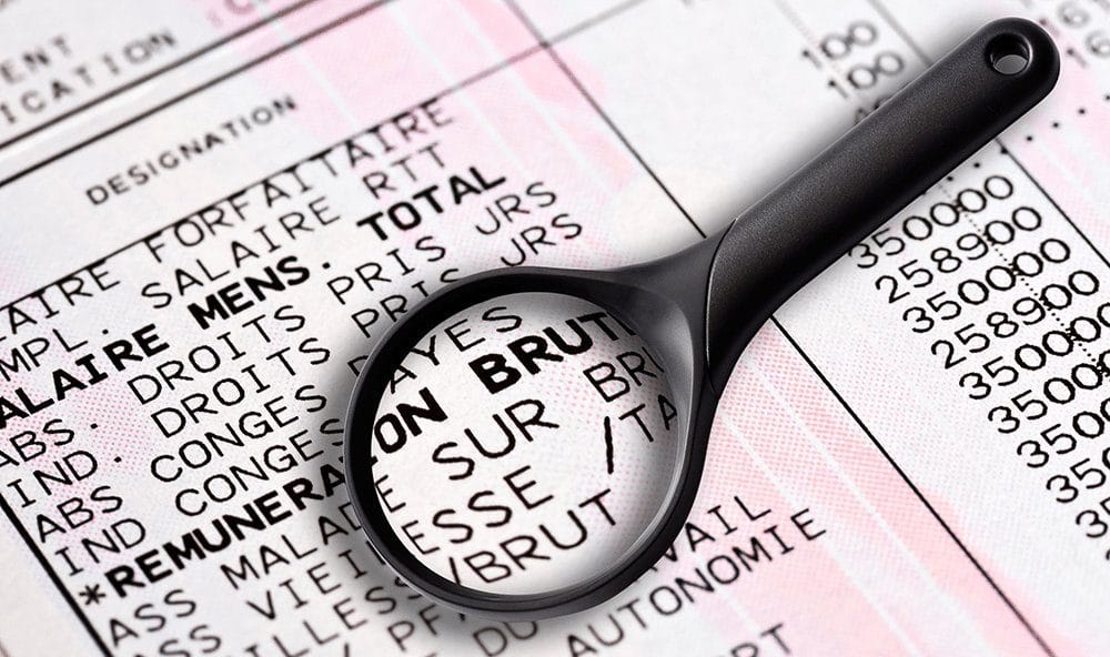Bulletin de paie analysé à la loupe par un gestionnaire spécialisé