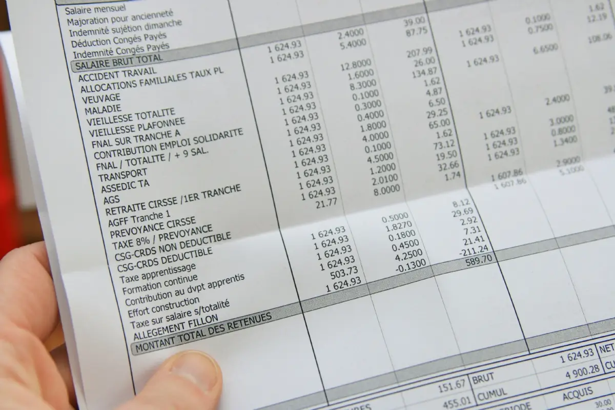 Bulletin de paie détaillant les taux et cotisations