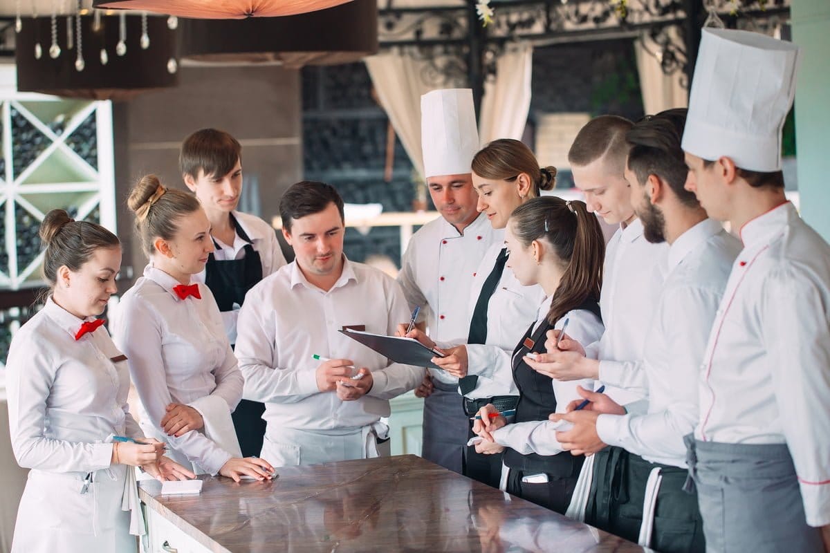 Briefing d'équipe en cuisine dans un établissement HCR