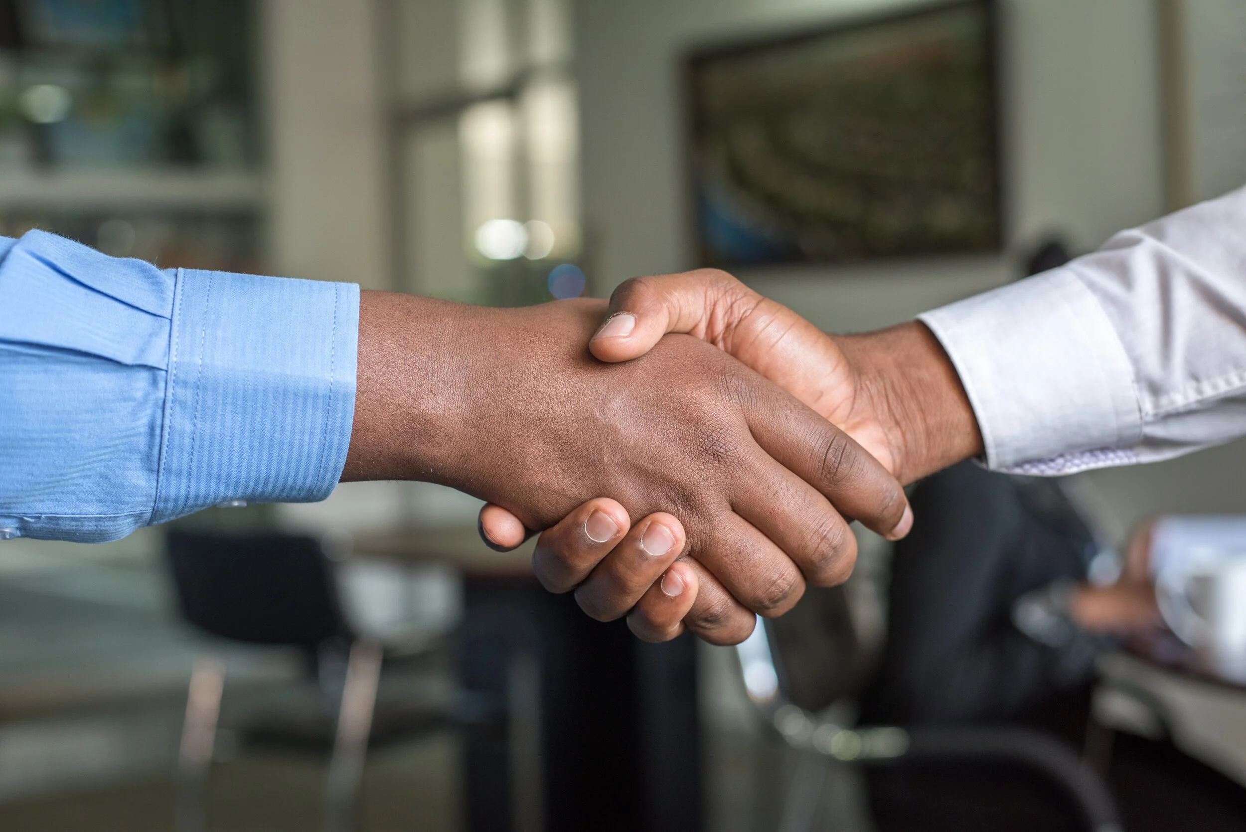 Poignée de main scellant un accord de rupture conventionnelle
