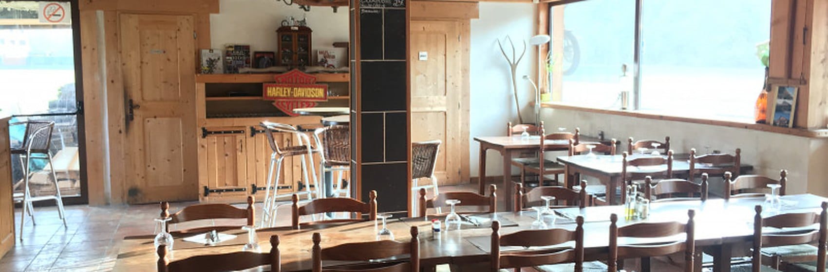 Salle de restaurant fermée, chaises retournées sur les tables
