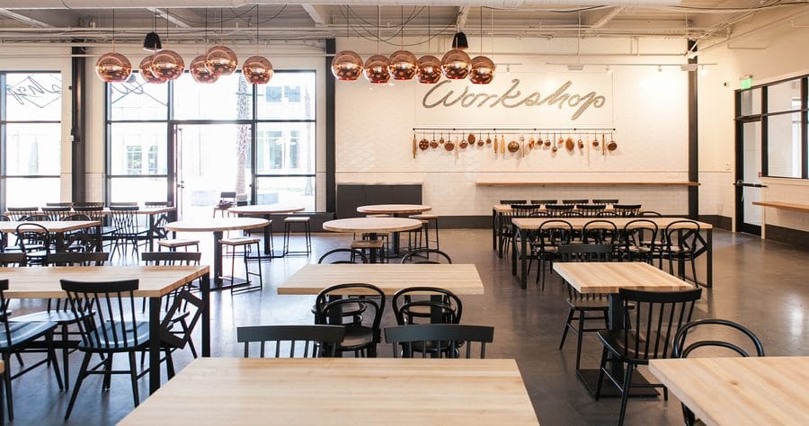 Salle de restaurant vide, tables et chaises inoccupées, illustrant l'absence d'un salarié