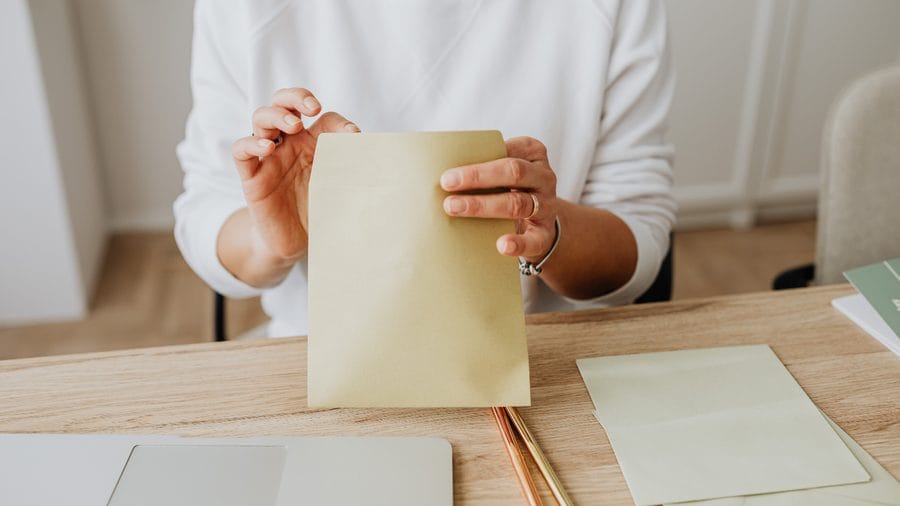 Salarié remettant une enveloppe à son responsable, remise en main propre d'une lettre de démission