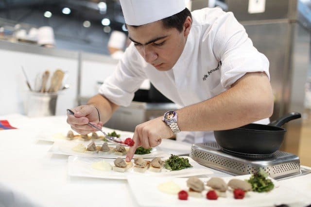 Cuisinier en poste pendant un service en restaurant