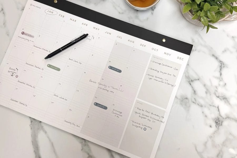 Calendrier annuel et agenda ouvert sur un bureau, illustrant les délais de la procédure disciplinaire